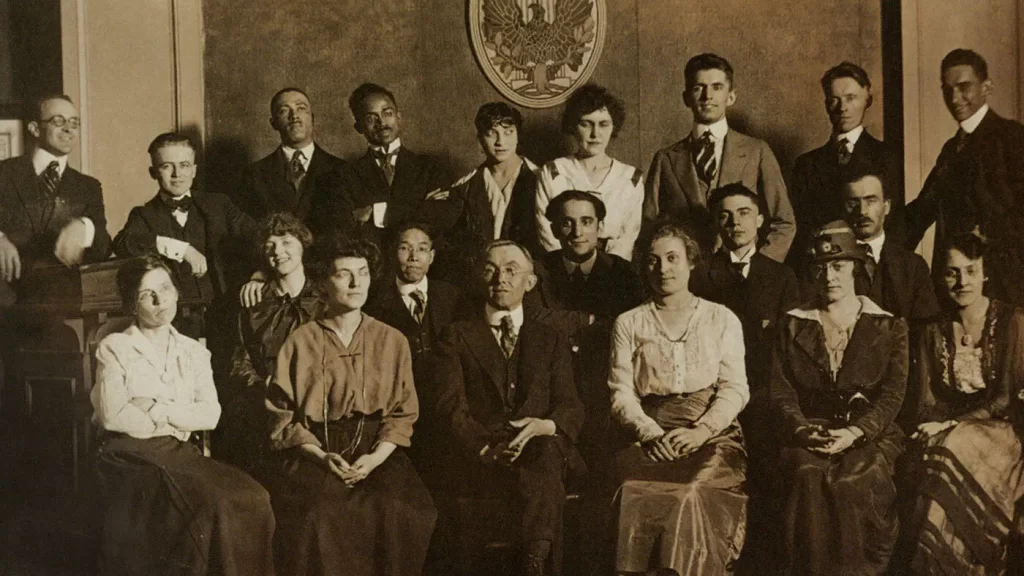 Charles Dawson (back row, fourth from left) and class at the School of the Art Institute of Chicago, c. 1916.